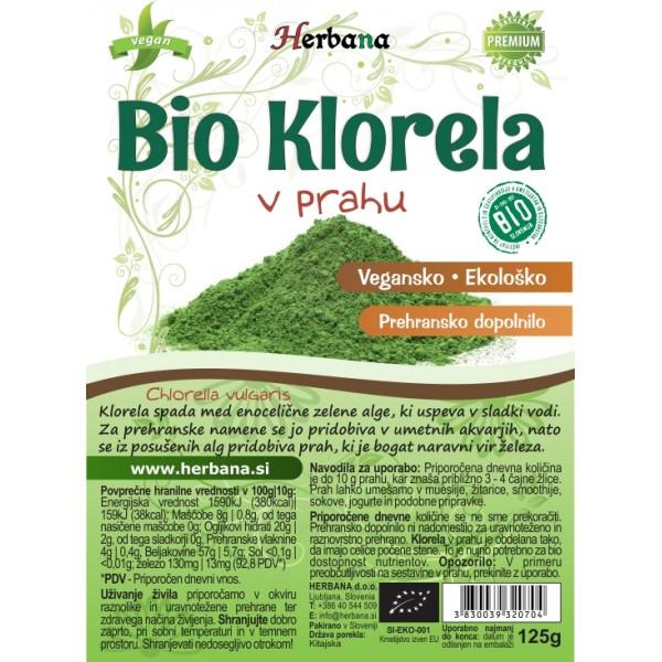 Sestavine: 100% premium prah klorele iz kontrolirane ekološke pridelave. Hranilna vrednost na priporočen dnevni odmerek 10g: energija 159kJ/38kcal, beljakovine 5,7g, ogljikovi hidrati 2,0g, maščobe 0,8g, vlaknine 0,4g, klorofil 0,23g, vitamin C 1,2mg (1.4% RDA), vitamin E 0,4mg (3,0% RDA), riboflavin (B2) 0,47mg (35,6%), kalcij 74,6mg (7,5% RDA), železo 16,66mg (40,7% RDA), magnezij 33,3mg (3,3% RDA), cink 0,1mg (1,0% RDA). Uporaba: priporočena dnevna količina je od 3 do 10g prahu, kar znaša približno 1 do 3 čajne žličke. Prah lahko vmešamo v mueslije, žitarice, smoothije in podobne pripravke. Opozorilo: priporočene dnevne količine oziroma odmerka se ne sme prekoračiti, shranjujte nedosegljivo otrokom. Prehransko dopolnilo ni nadomestilo za uravnoteženo in raznovrstno prehrano. Hranite v hladnem in suhem prostoru. Certifikat: SI-EKO-001. Dobavitelj: Herbana, Slovenija. Poreklo: Kitajska. Količina: 125g.